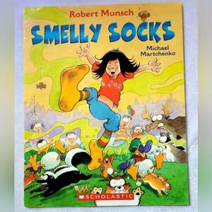 Robert Munsch / Smelly Socks           Children's Medium Soft Cover Book